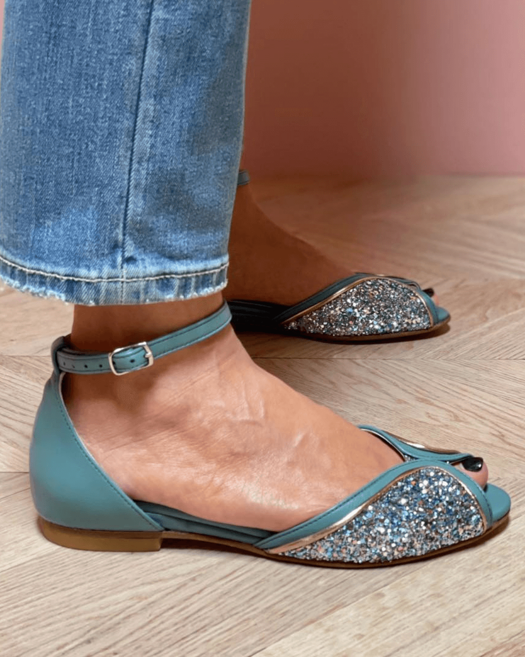 Montaracrest Basso sandal with luminous details, featuring black straps and decorative light accents on the footwear.