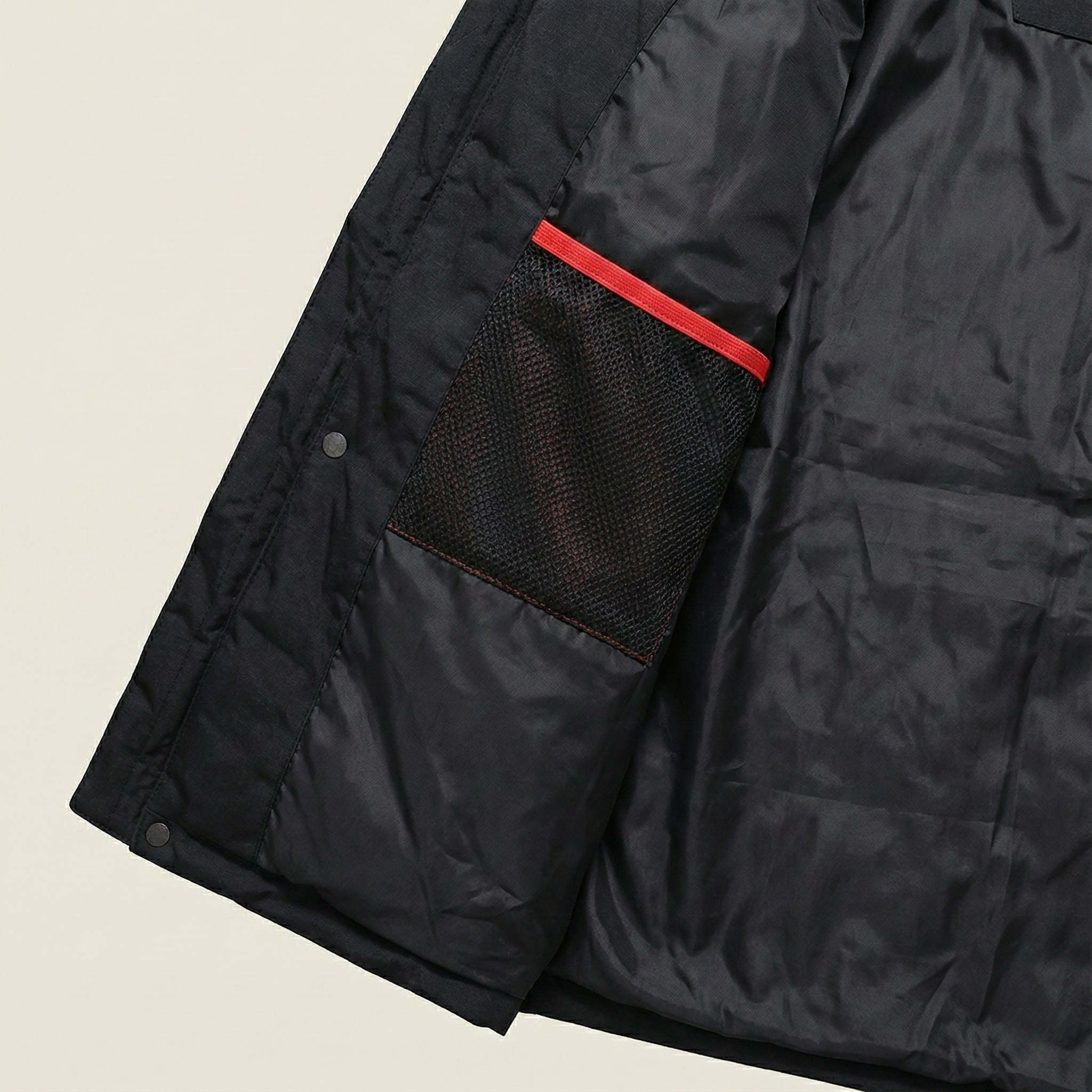 Daniele™ Montaracrest outdoor premium thermal jacket with insulated fabric, suitable for cold weather outdoor activities.