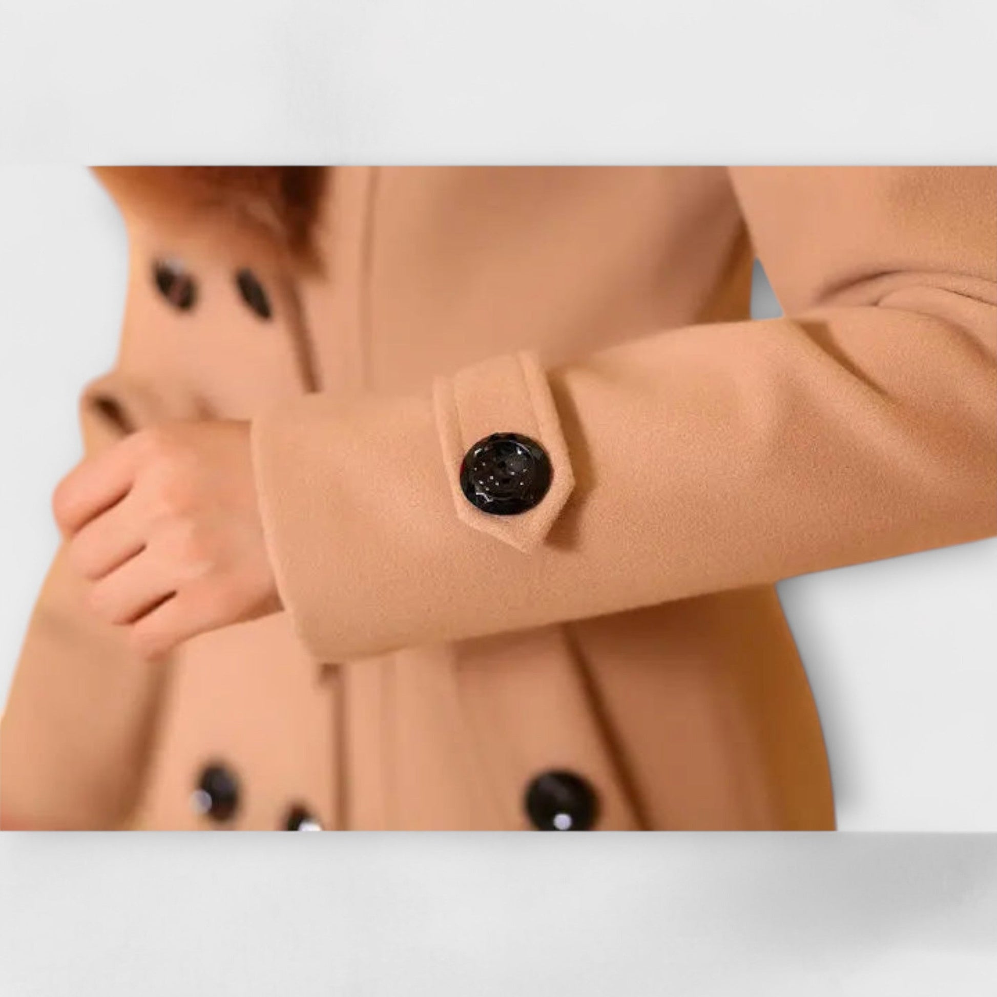 Warm Montaracrest Cappotto caldo winter coat with a hood, featuring a plush exterior and stylish design for cold weather comfort.