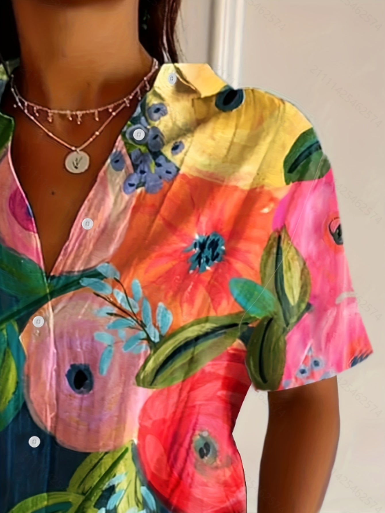 Light summer blouse by Montaracrest with floral pattern, featuring a relaxed fit and short sleeves.