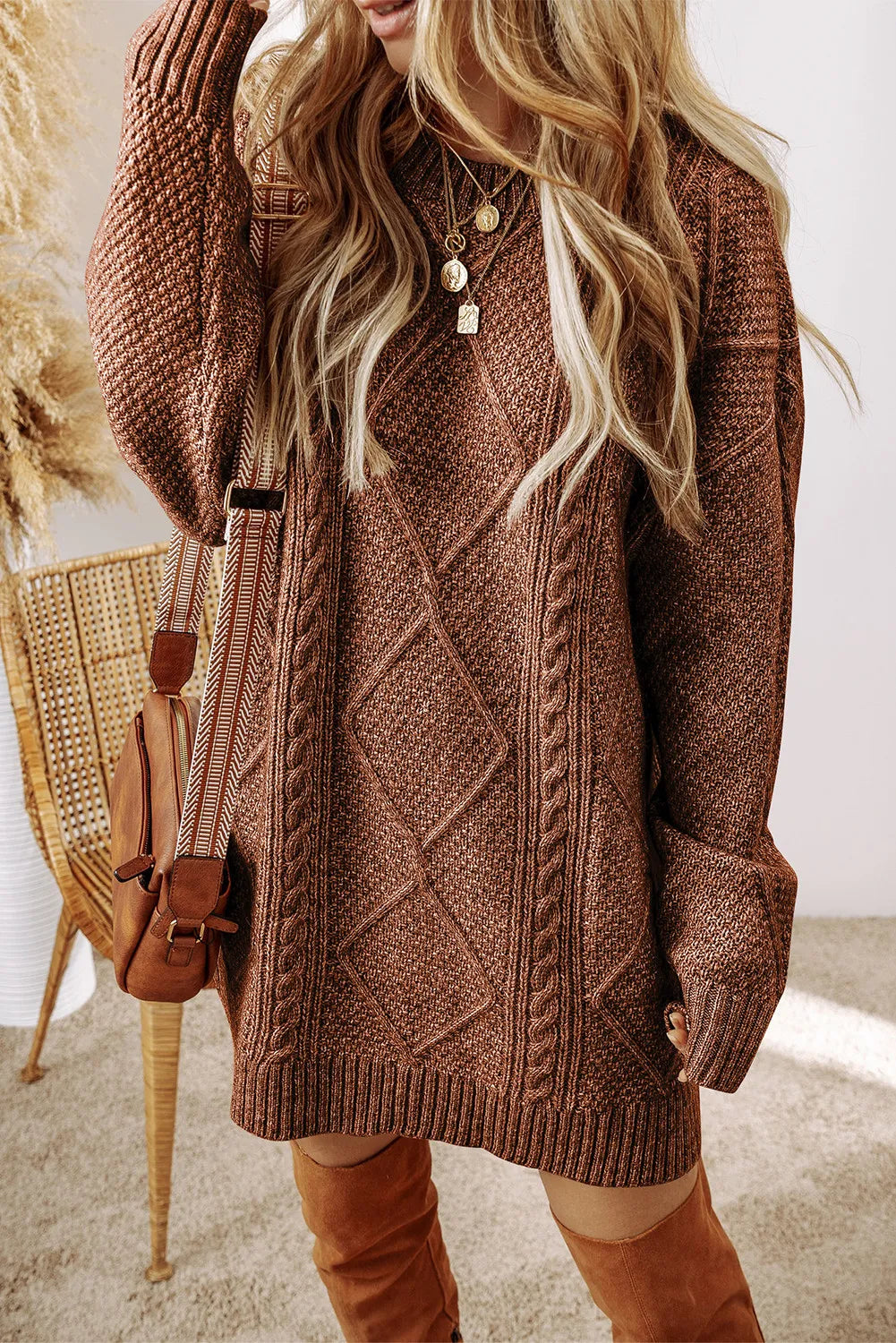 Montaracrest Serena Maglia Luxe in fine knit, long sweater with elegant design and high-quality fabric, displayed on a mannequin.