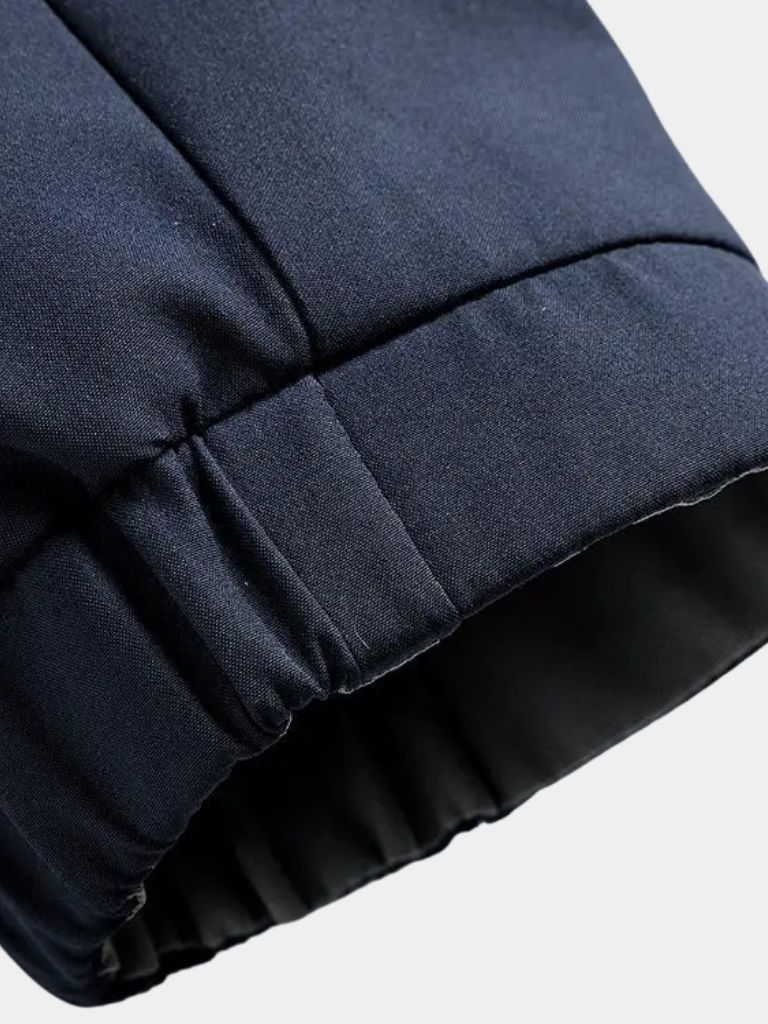 Montaracrest Giacca Lucien Zip, stylish men's jacket with front zipper and modern design, shown in a natural outdoor setting.