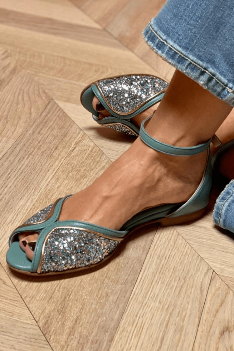 Montaracrest bass sandal with luminous details, featuring a stylish open-toe design and comfortable straps for casual wear.