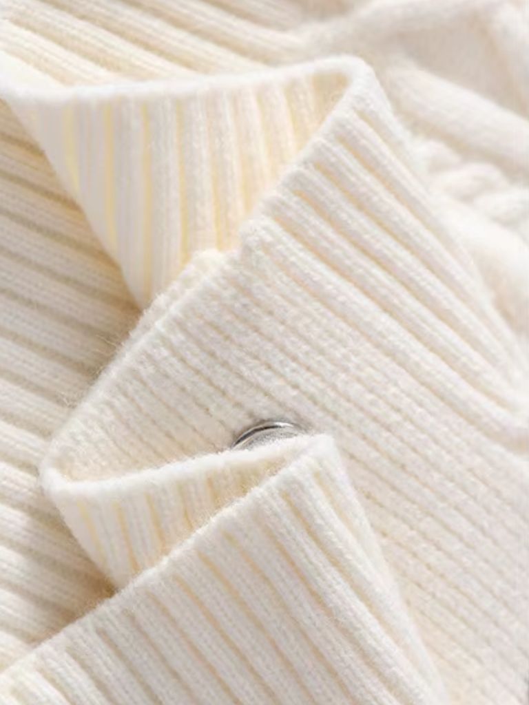 Montaracrest maglione con collo a sciarpa, soft knit sweater with a cozy scarf-style collar, in a stylish, casual design.