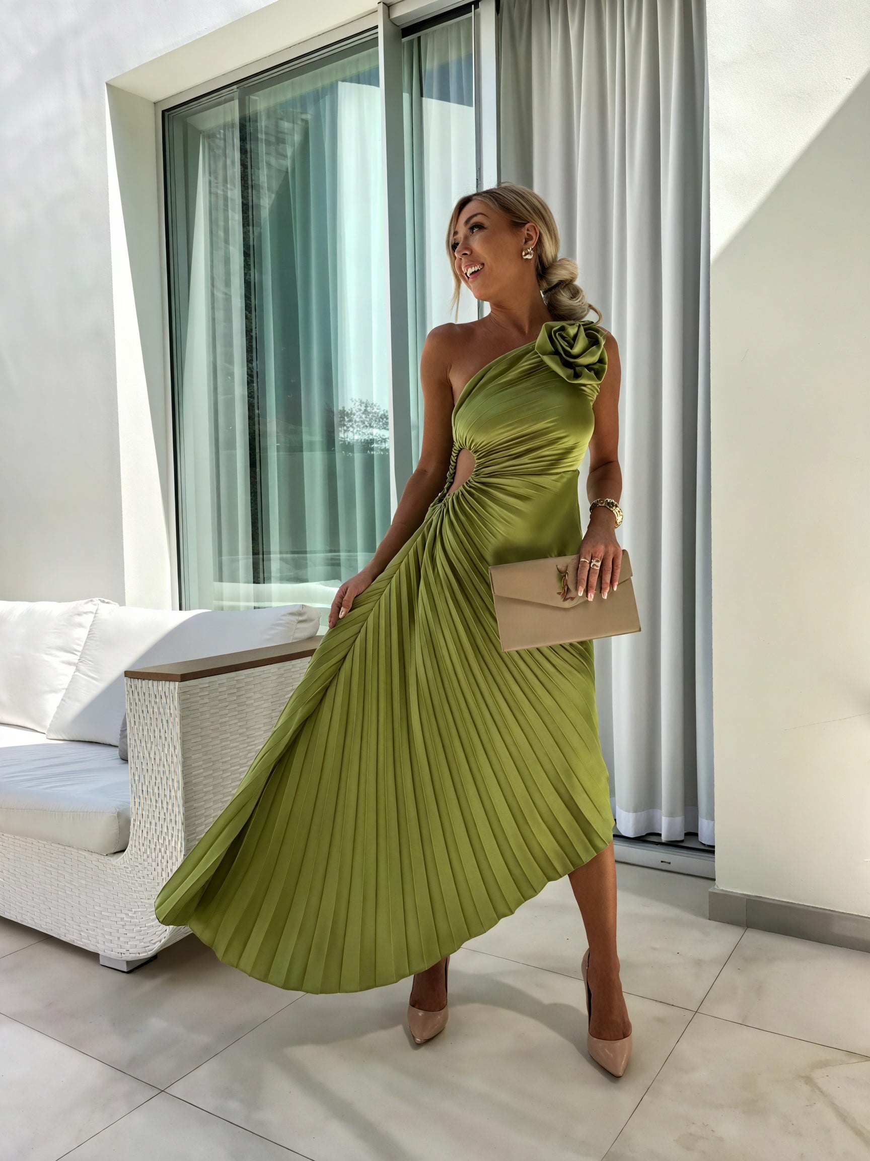 Abito Monospalla: Eleganza e Fascino Senza Tempo - Montaracrest