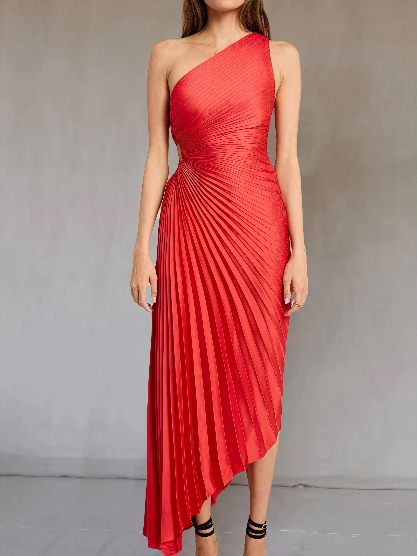 Montaracrest monospalla plissettato dress with asymmetric hem, featuring elegant pleats and a stylish, modern design.