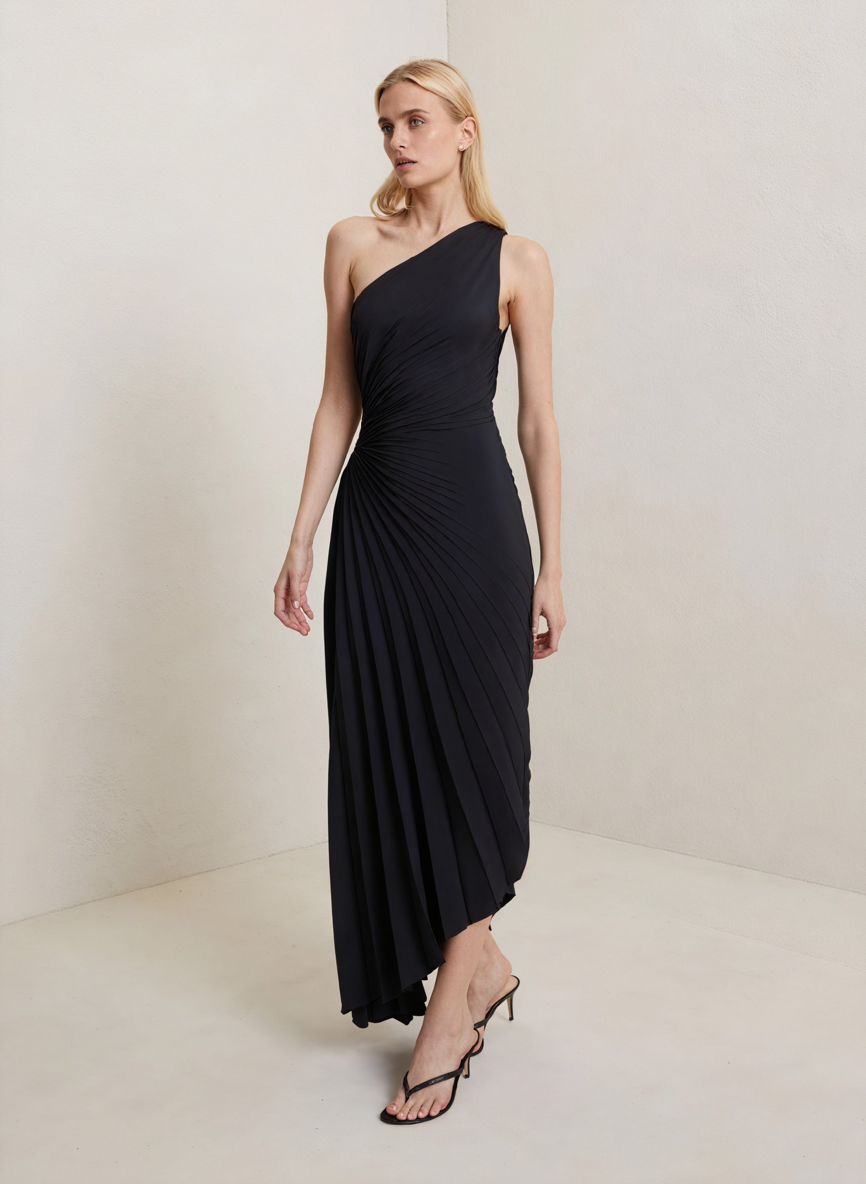 Montaracrest monospalla pleated dress with asymmetrical hem, featuring a stylish one-shoulder design and elegant fabric details.