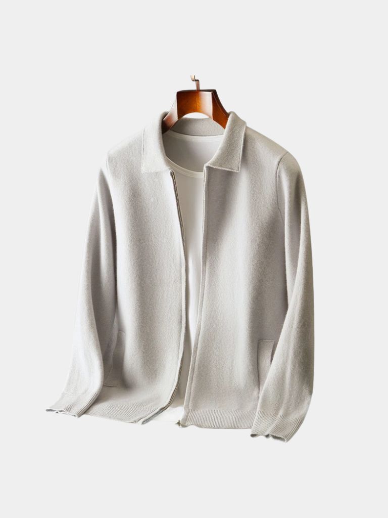 Montaracrest Heritage Kasjmier knit sweater, cozy wool trui in soft, textured wool with a classic design and ribbed cuffs.