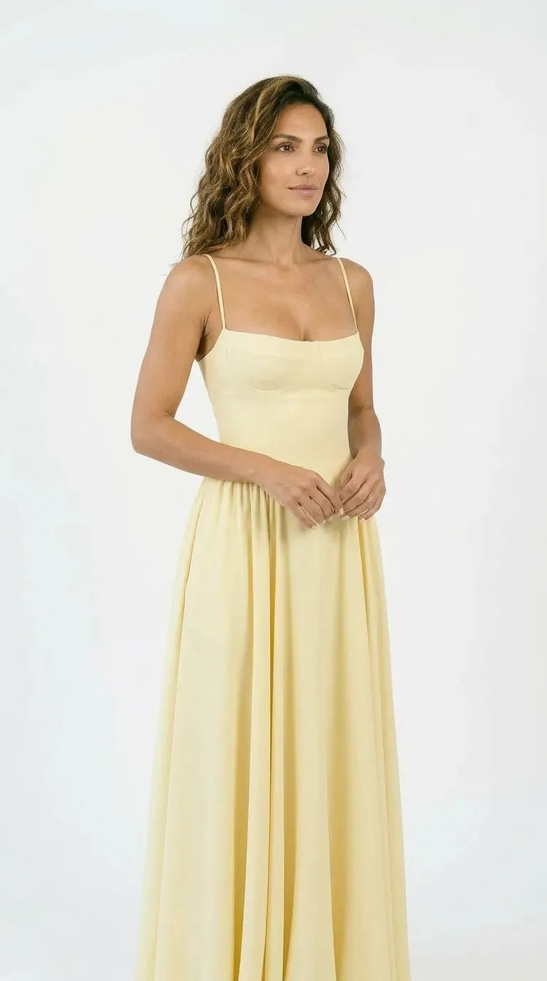 Elegant Montaracrest dress from the Eleganza senza tempo collection, perfect for any occasion, featuring classic design and fine fabric.