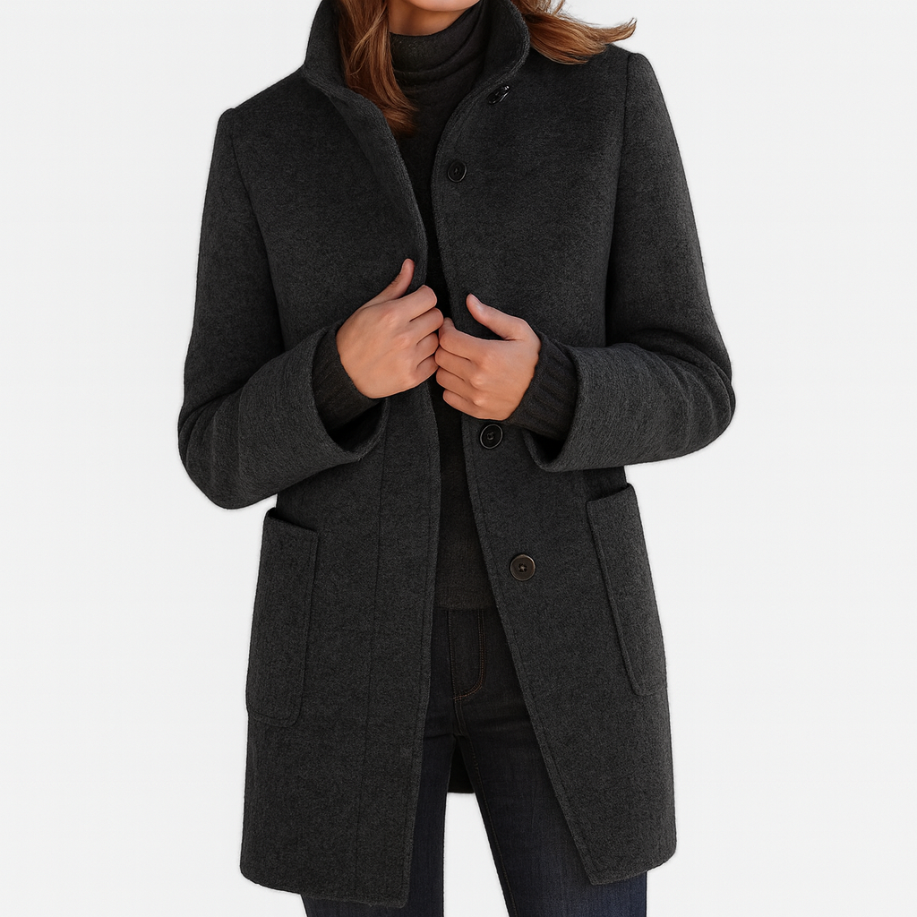 Montaracrest Freya Avvolgente jas with stylish design, button details, and tailored fit, shown in a neutral color on a mannequin.