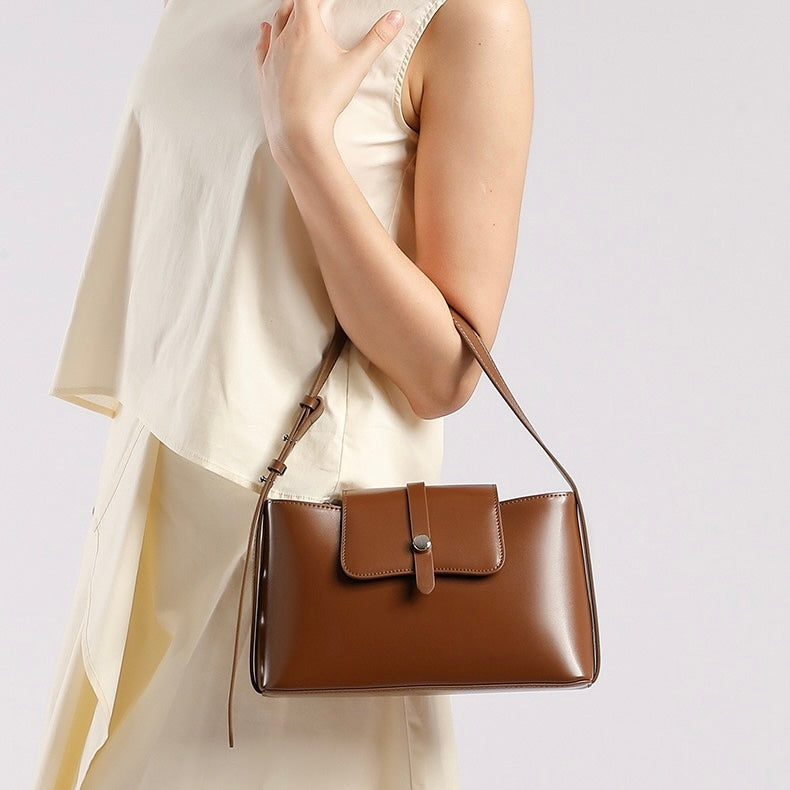 Borsa in pelle a tracolla e a mano, versatile ed elegante, per pendolari