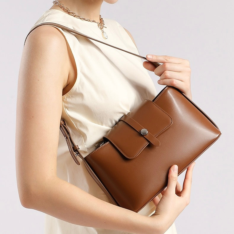 Borsa in pelle a tracolla e a mano, versatile ed elegante, per pendolari