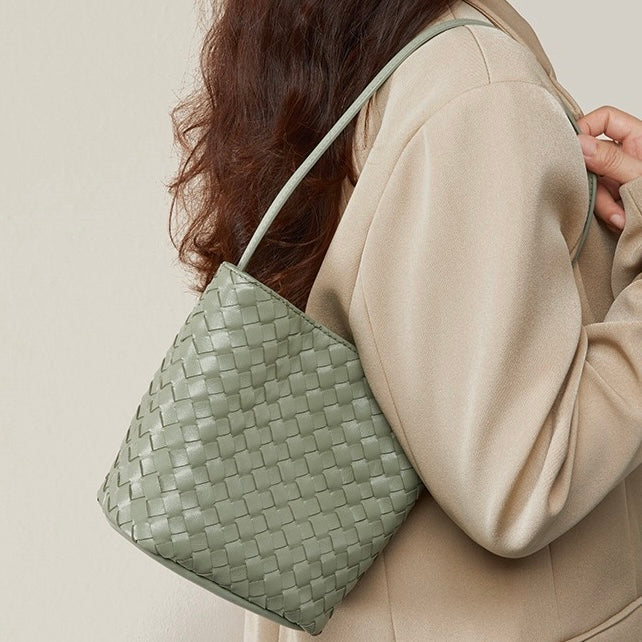 Borsa a secchiello da donna fatta a mano in vera pelle di pecora, modello retrò intrecciato