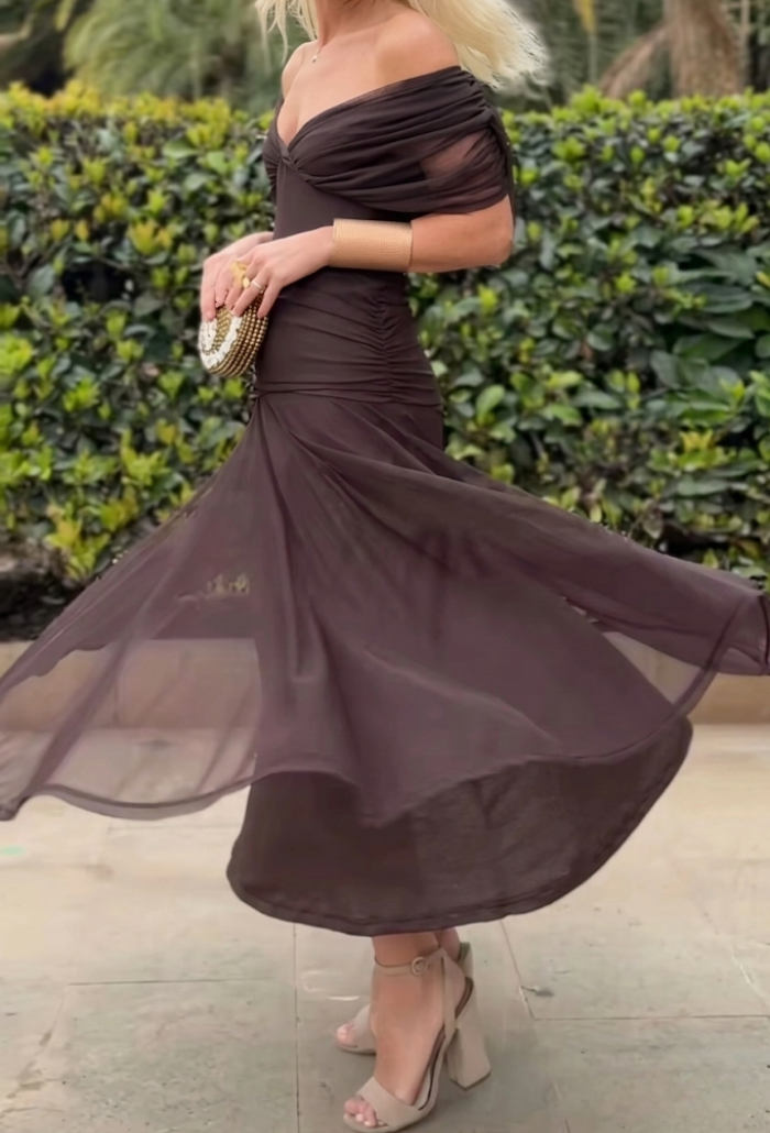 Elegant Montaracrest Luisa long dress with V-neckline, designed to enhance the silhouette and perfect for formal occasions.