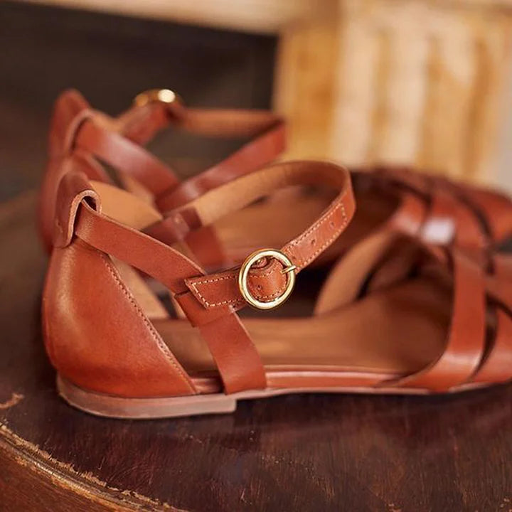 Montaracrest sandal basso con cinturino, open-toe summer footwear with ankle strap and stylish design.