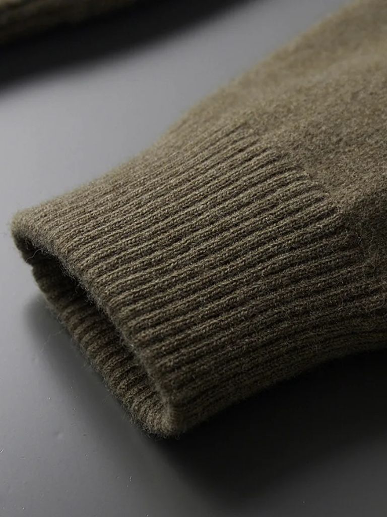 Montaracrest essential cashmere jacket, stylish and cozy, in a classic design with a cross crown detail on the front.