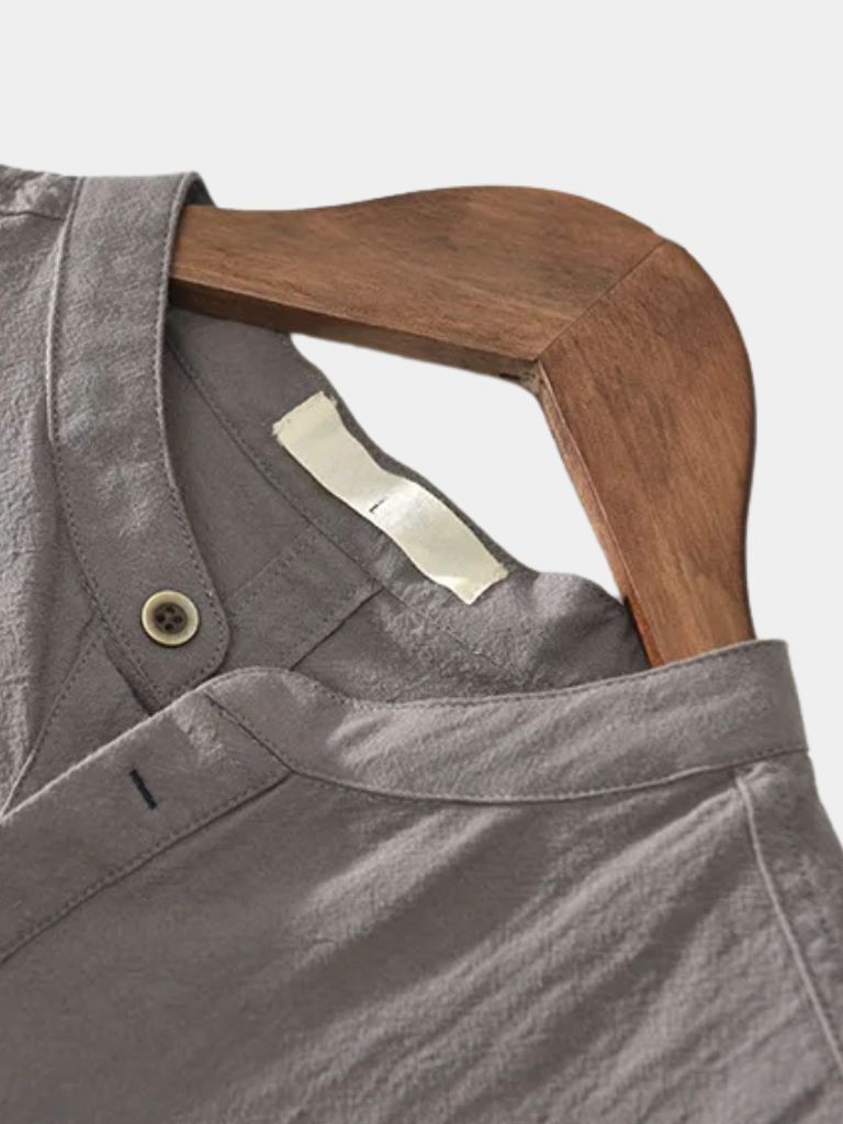 Montaracrest linen short-sleeve shirt with a cross crown design, casual and breathable for warm weather.