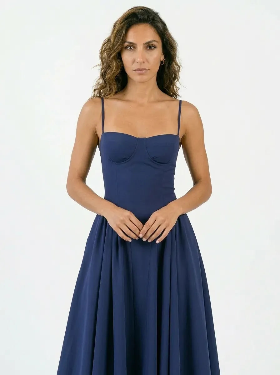 Elegant Montaracrest dress from the Eleganza senza tempo collection, suitable for any occasion, shown in a stylish design.