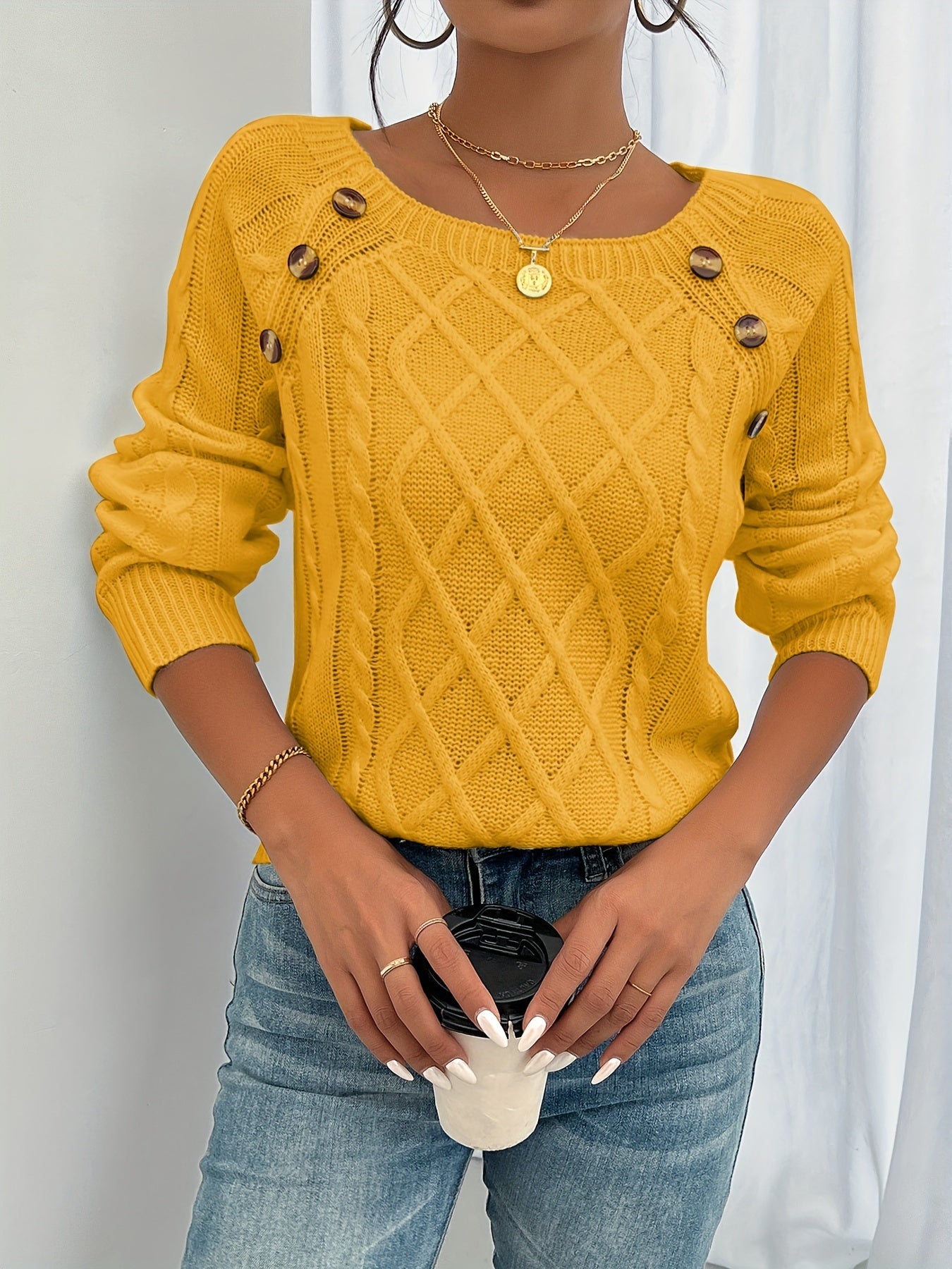 Montaracrest Isabelle women's casual sweater in soft fabric, featuring a relaxed fit and stylish design for everyday wear.