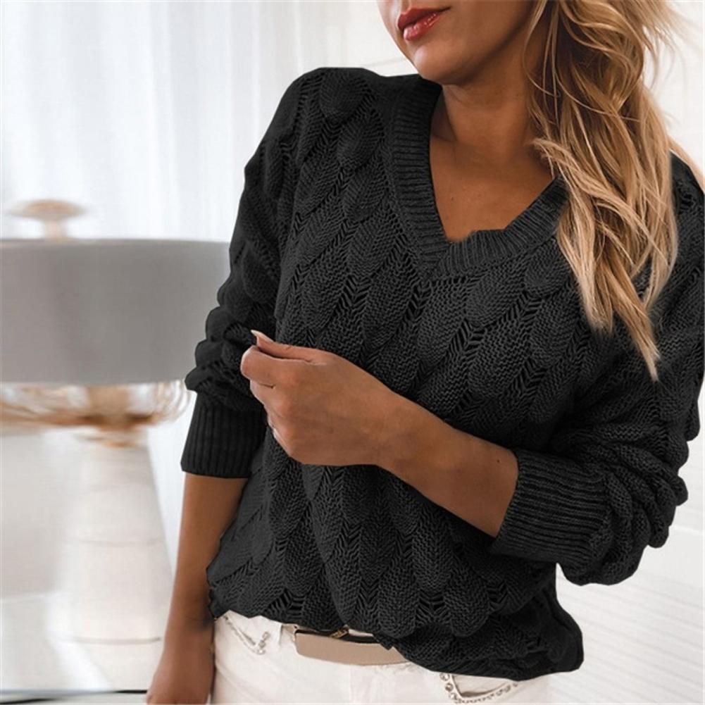 Montaracrest Maglione Lieke™ con scollo a V, soft knit sweater in neutral color, displayed on a mannequin.