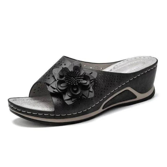 Orthopedic sandals in soft leather with arch support