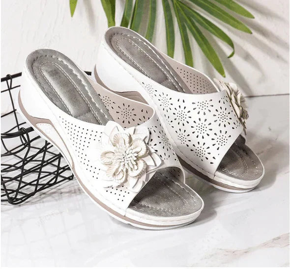 Orthopedic sandals in soft leather with arch support