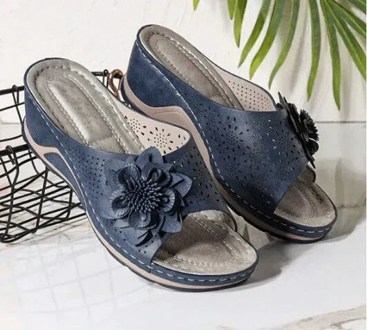 Orthopedic sandals in soft leather with arch support