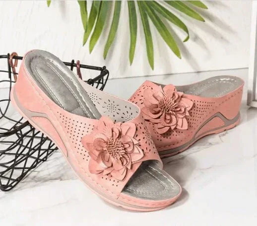 Orthopedic sandals in soft leather with arch support