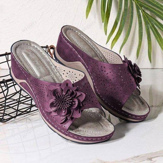 Orthopedic sandals in soft leather with arch support